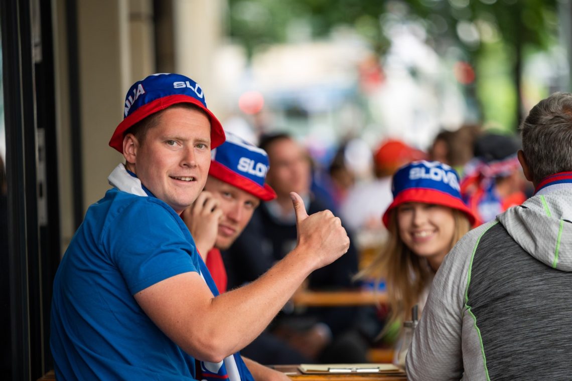 Več tisoč navijačev v Frankfurtu poskrbelo za dobro vzdušje pred tekmo s Portugalsko