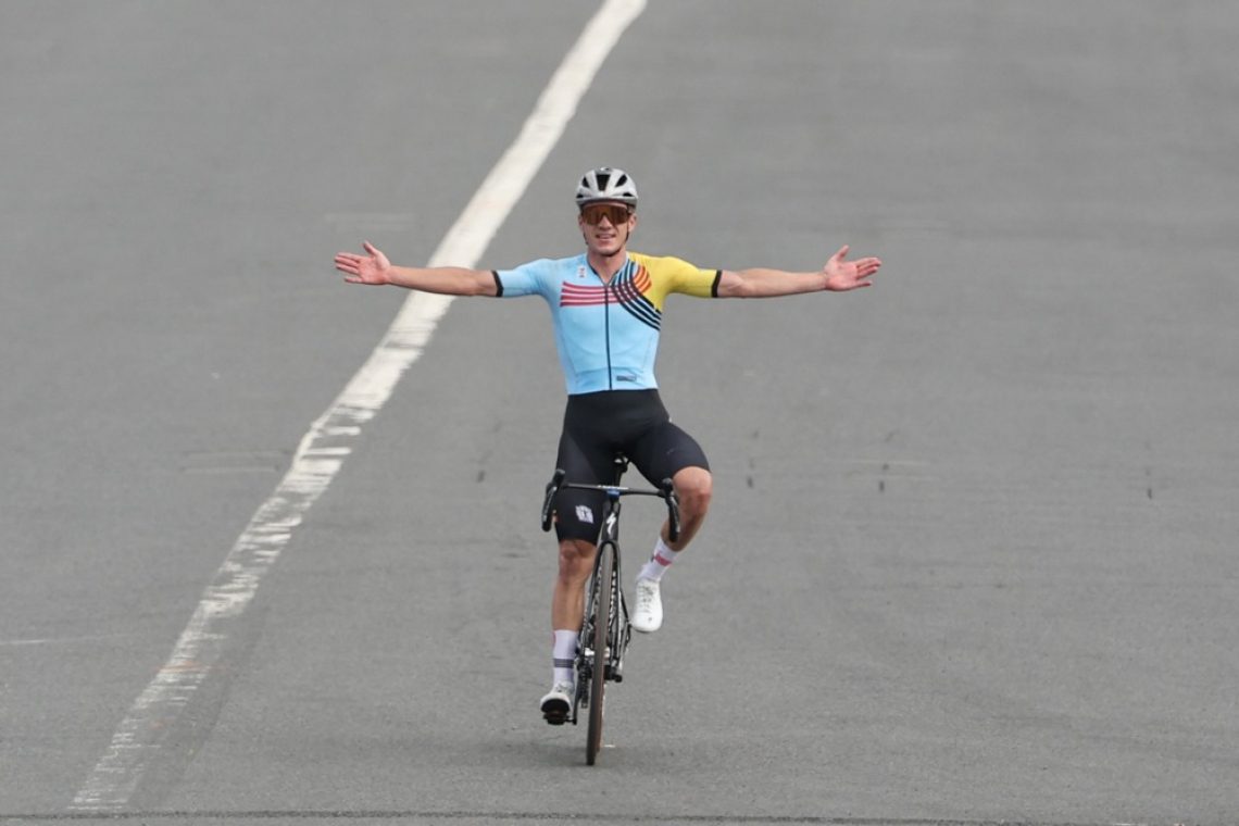 Evenepoel kljub menjavi kolesa olimpijski prvak na cestni dirki, Tratnik osmi