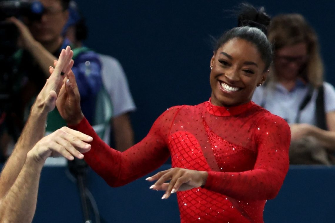 Simone Biles po zlatem trojčku pogleduje proti Los Angelesu
