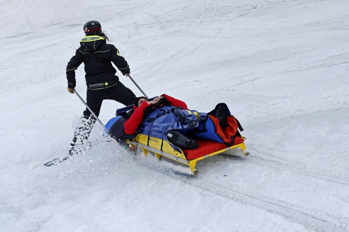 Pod kosom ledu na Mont Blancu umrl alpinist, več ranjenih