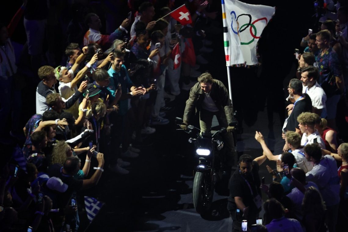 Tom Cruise odnesel olimpijsko zastavo iz Pariza