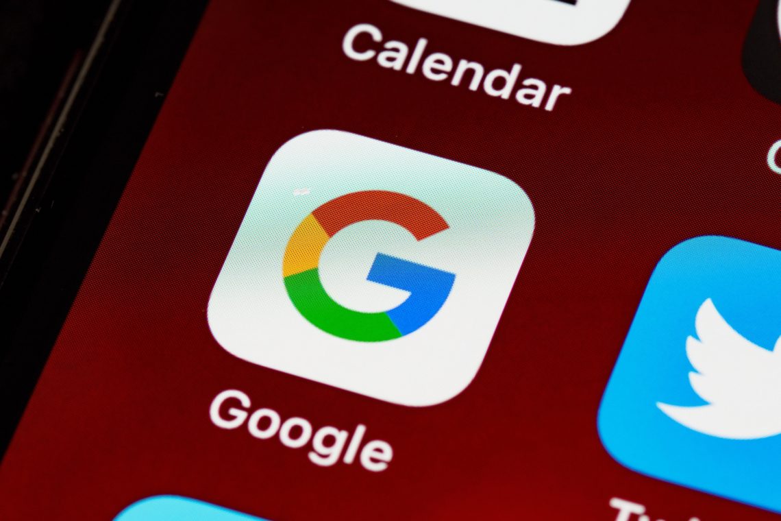 Google predstavil nove pametne telefone in funkcije umetne inteligence