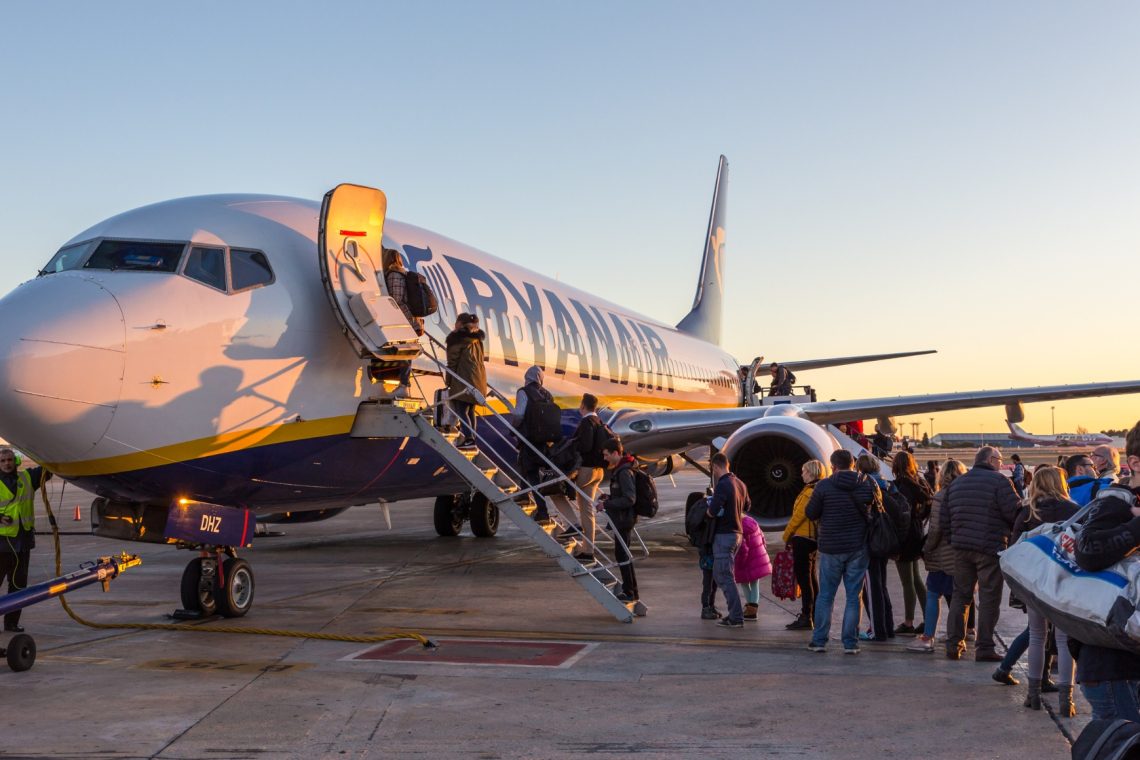 V Ryanairu opozarjajo na porast potnikov pod vplivom alkohola in drog