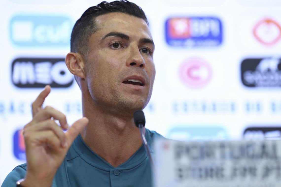 Cristiano Ronaldo kljub kritikam še naprej v portugalskem dresu