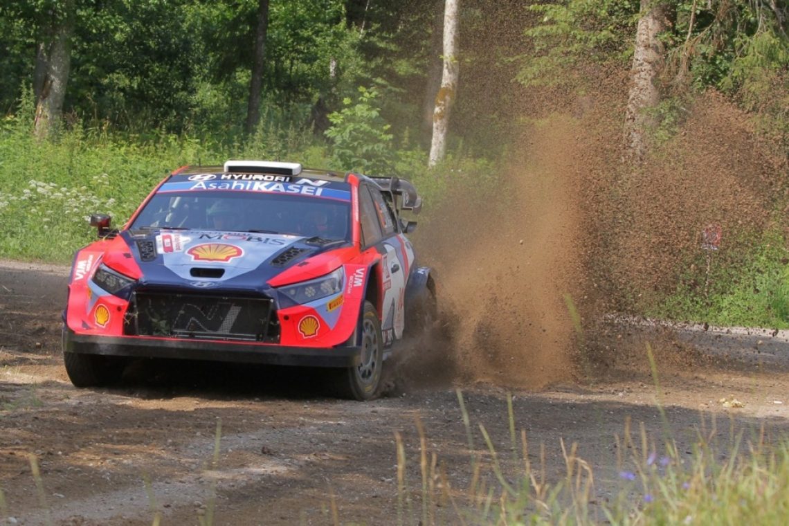 Tänak vodilni na reliju po Grčiji