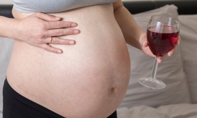 Ob svetovnem dnevu opozorila o tveganju otrokove izpostavljenosti alkoholu pred rojstvom