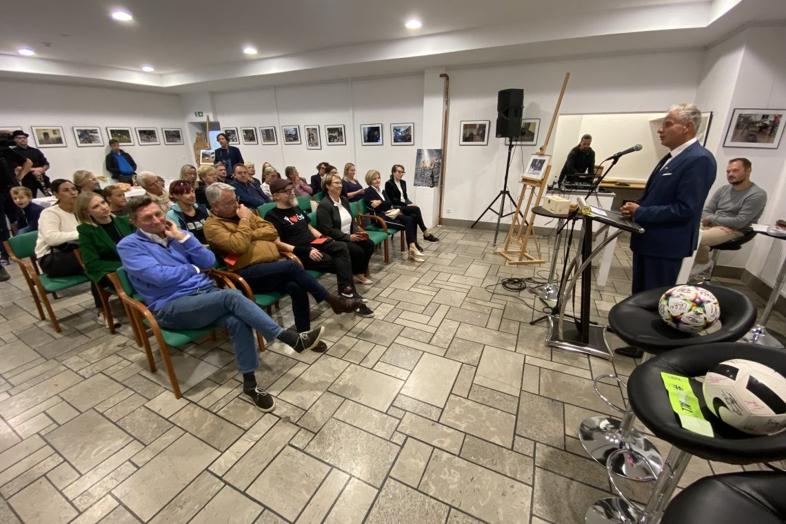 Na dražbi fotografij posledic ujme in predmetov športnikov zbrali 12.400 evrov, znesek še raste