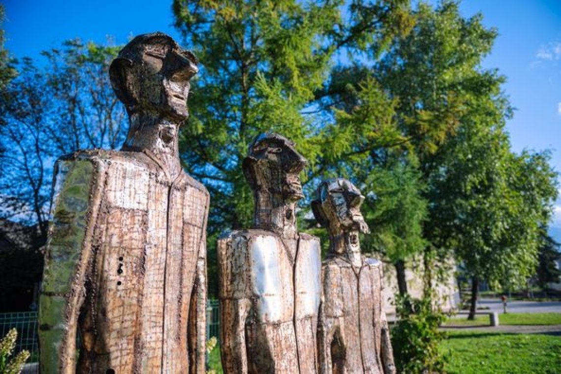 Na Kokrici pri Kranju uredili park s kipi Jožeta Volariča