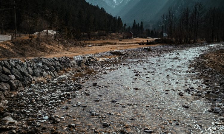 Ponoči poplavljala Soča s pritoki, cesto v Lepeni zasul plaz