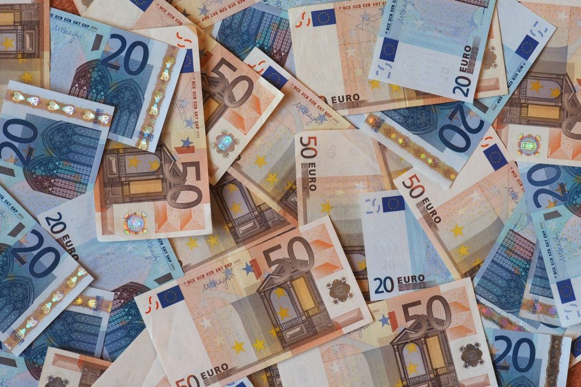 Država lani pobrala več davkov in socialnih prispevkov