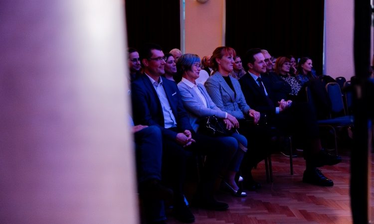 V Celju so svetovni dan učiteljev obeležili s koncertom Adija Smolarja