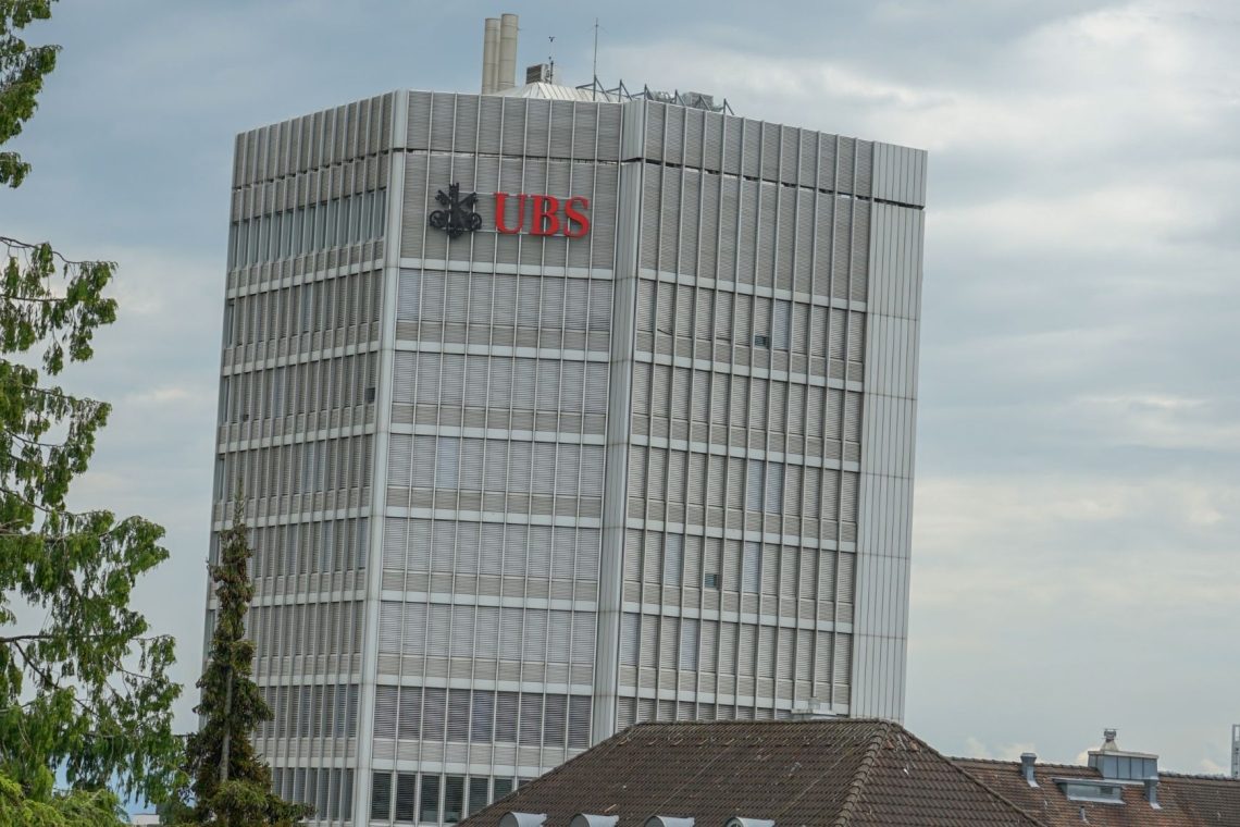 UBS bo prodal American Expressu polovični delež v Swisscardu