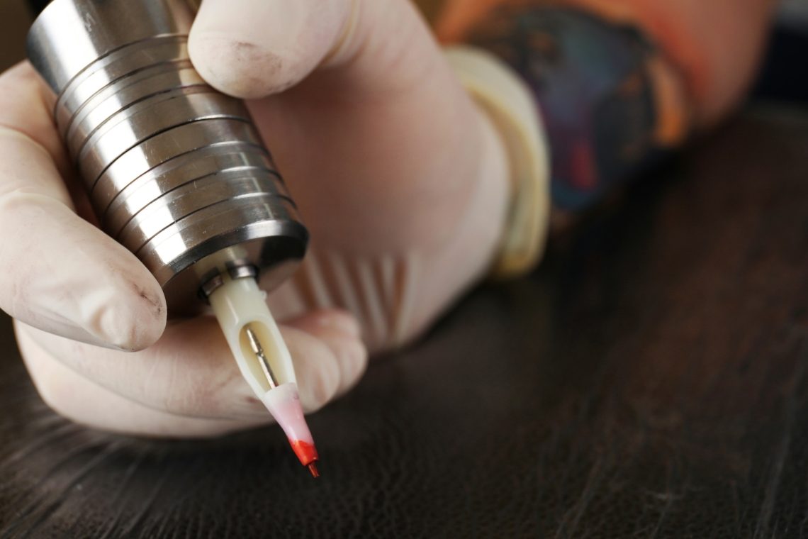 Hepatitis: Zahrbtna bolezen, ki se lahko prenese tudi s tetovažo obrvi