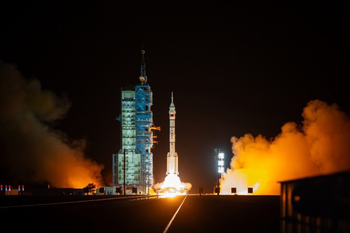 Kitajska vesoljska posadka uspešno pristala na postaji Tiangong