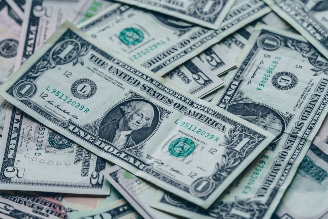 Vrednost dolarja zrasla v pričakovanju Trumpove zmage