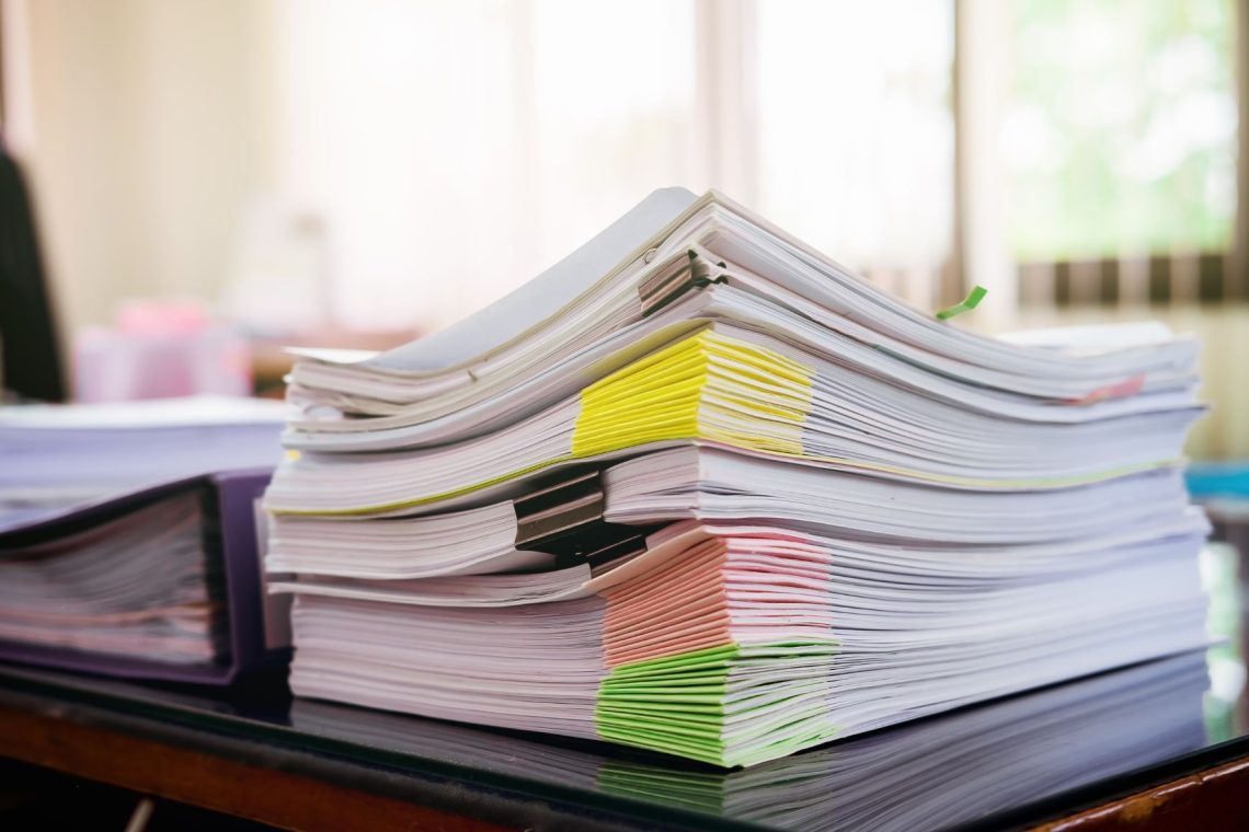 Kriminalisti zaradi suma korupcije preiskujejo uslužbenko Upravne enote Vrhnika