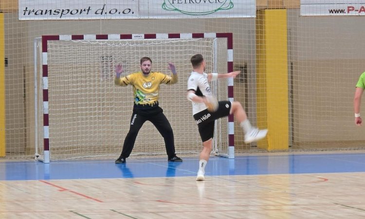 Rokometaši Urbanscapa Loke so v gosteh premagali Riko Ribnico z 29:26