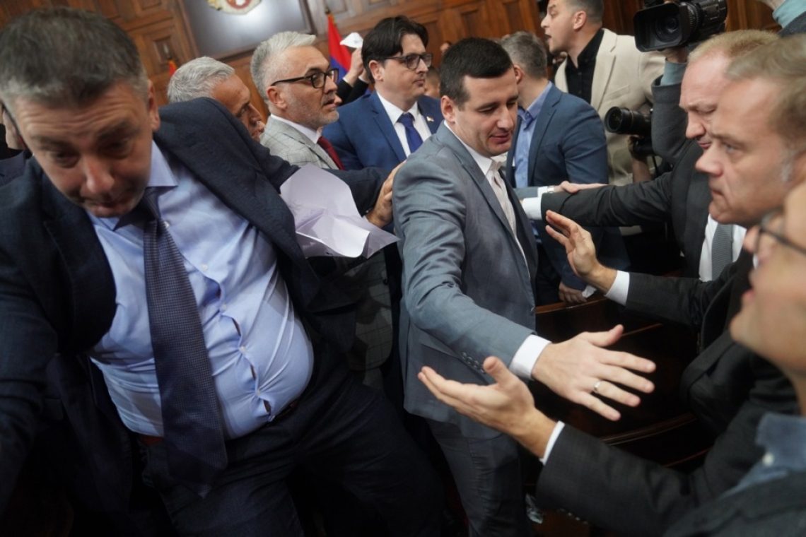 V srbski skupščini prišlo do pretepa med poslanci
