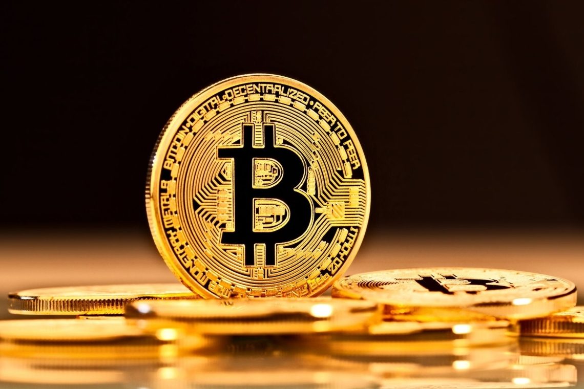 Bitcoin presegel magično mejo 100.000 dolarjev