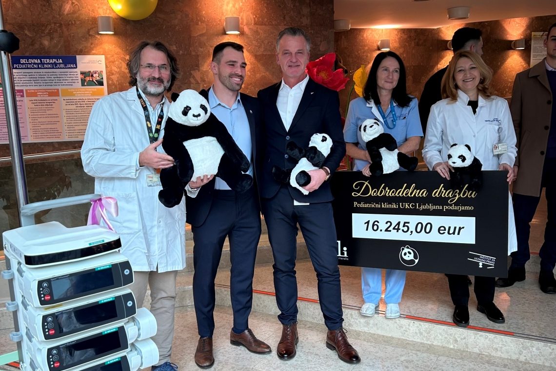 Študentje prava na dobrodelni dražbi zbrali dobrih 16 tisoč evrov za Pediatrično kliniko