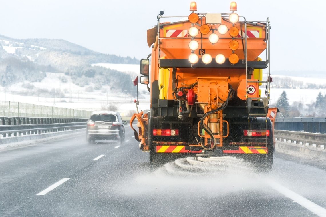 Močno sneženje ponekod ovira promet