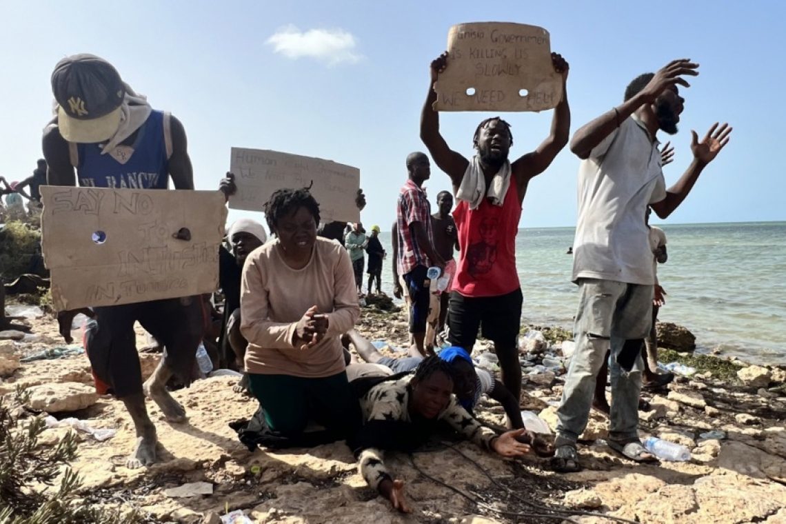 V nesreči čolna z migranti pri Tuniziji več deset mrtvih