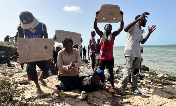 V nesreči čolna z migranti pri Tuniziji več deset mrtvih