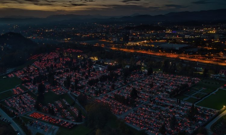 Mestni svet v Celju potrdil nov cenik pogrebnih in pokopaliških storitev