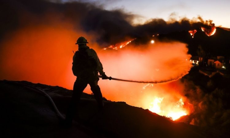 Na območju Los Angelesa zaradi požara evakuacija približno 30.000 ljudi