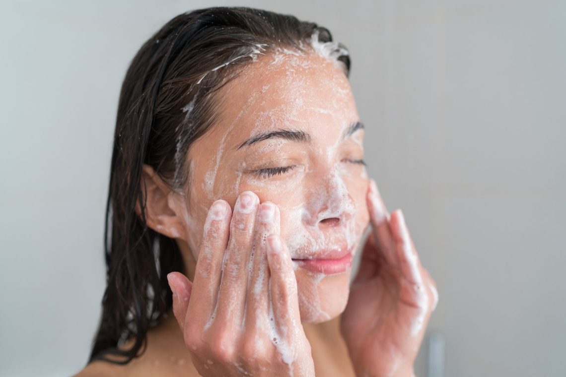 Dermatologi svetujejo: enkrat dnevno umivanje obraza za zdrav in mladosten videz