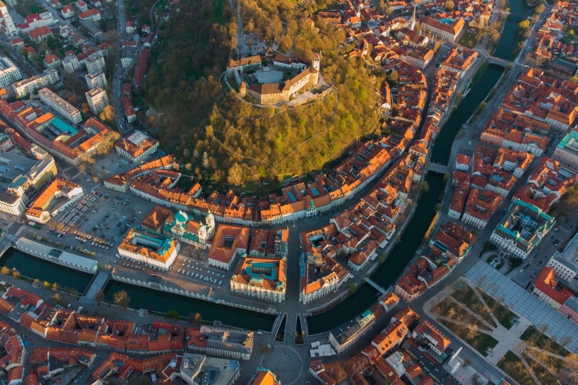 Na Grajskem griču v Ljubljani danes začetek sečnje s helikopterskim spravilom