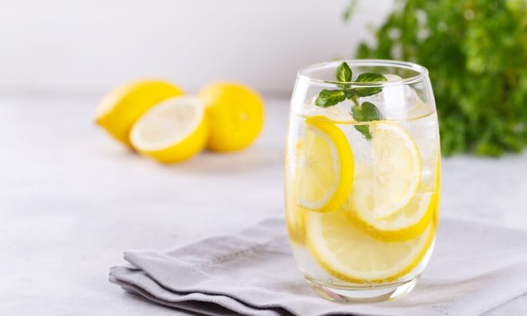 Ali voda z limono lahko pomaga pri hujšanju?