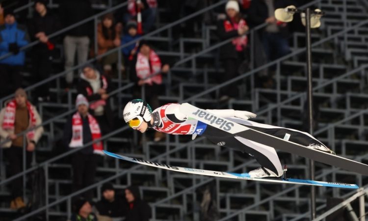 Slovenski skakalci v Zakopanah do prvih stopničk v sezoni