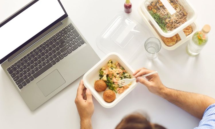 Zakaj prehranjevanje med delom škodi produktivnosti in zdravju?