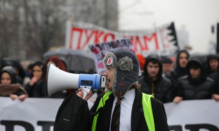 Na protestih v Beogradu voznica zbila študentko