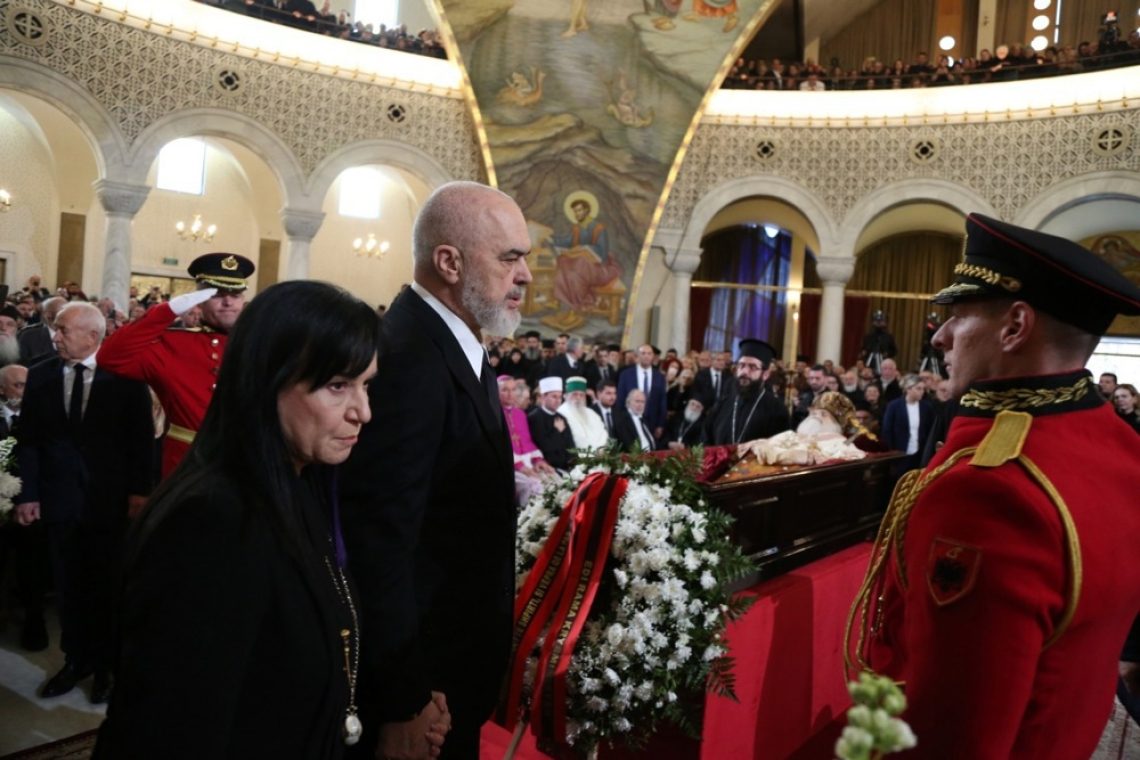 Pravoslavni verniki se poslavljajo od nadškofa Anastazija