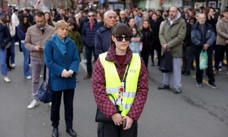 V Beogradu voznik zapeljal med protestnike in poškodoval dve ženski
