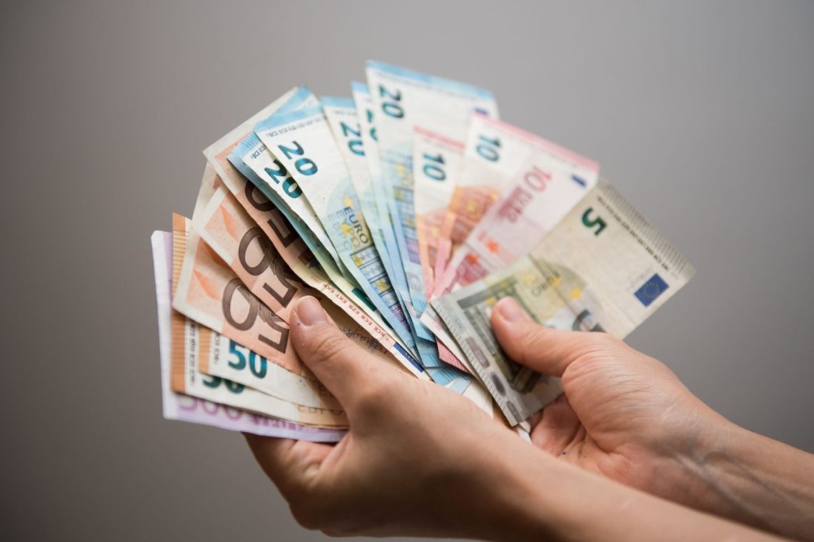 Zaposlenim v javnem sektorju ta teden prve plače po uveljavitvi plačne reforme