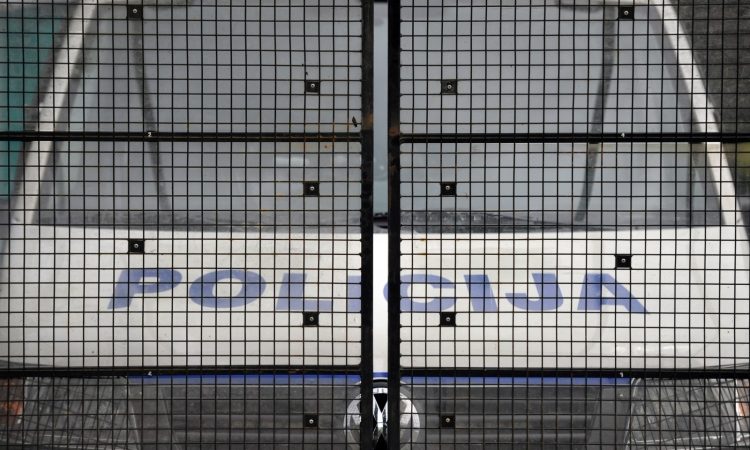 Neznani storilec na Viču oropal žensko