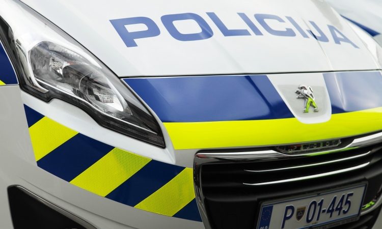 Zaradi vlomov v osebna vozila priprli 45-letnika