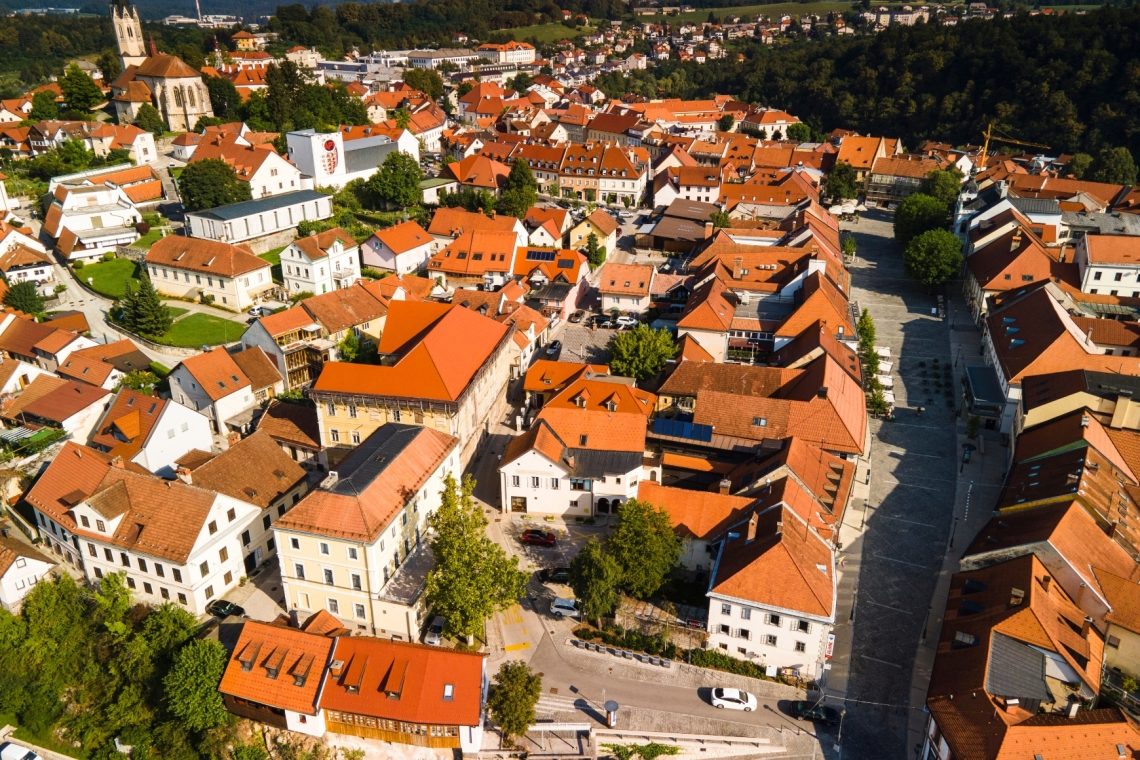 V središču Novega mesta vse več praznih prodajaln, občina išče rešitve