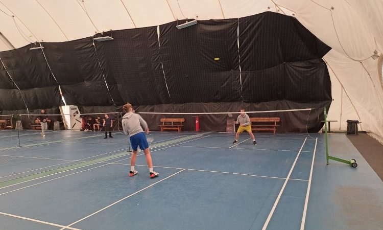 Na brezplačnih športnih aktivnostih med zimskimi počitnicami skoraj 2000 mladih