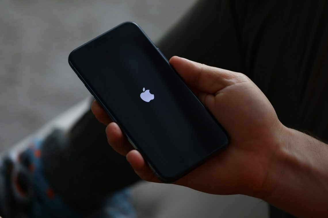 Apple v neprijetni situaciji zaradi napake v funkciji narekovanja