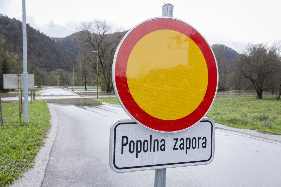 Zaprta cesta v dolino Idrije, most Podklanec čaka na obnovo
