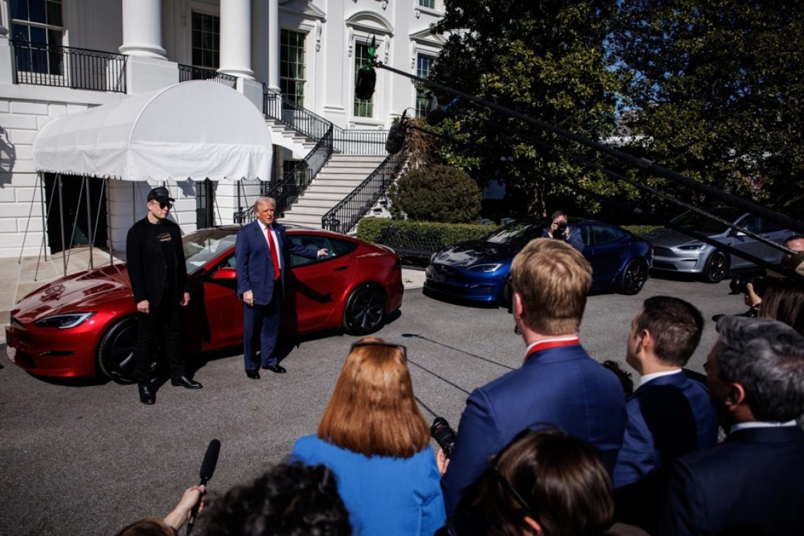 Trump po padcu delnic Tesle promovira znamko pred Belo hišo