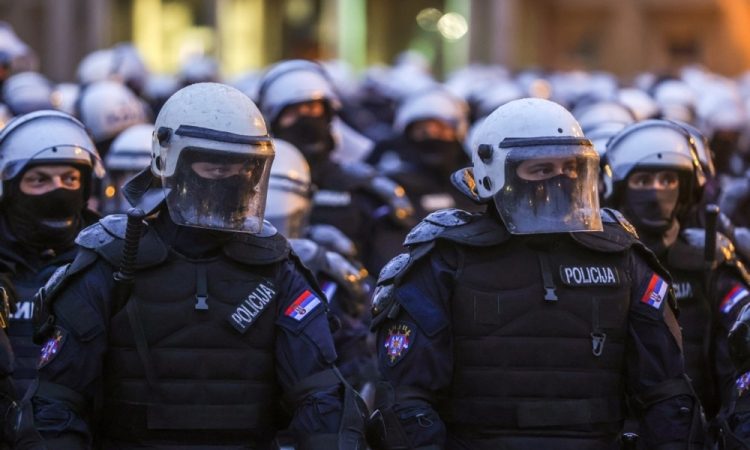 Bruselj zahteva preiskavo uporabe zvočnega topa na protestih v Beogradu