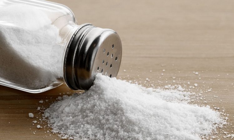 Sol je tiha spremljevalka odvečnih kilogramov