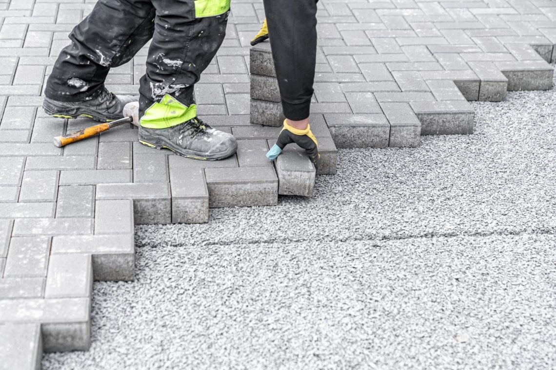 Koper ureja novo tlakovano sprehajalno pot ob Semedelski promenadi