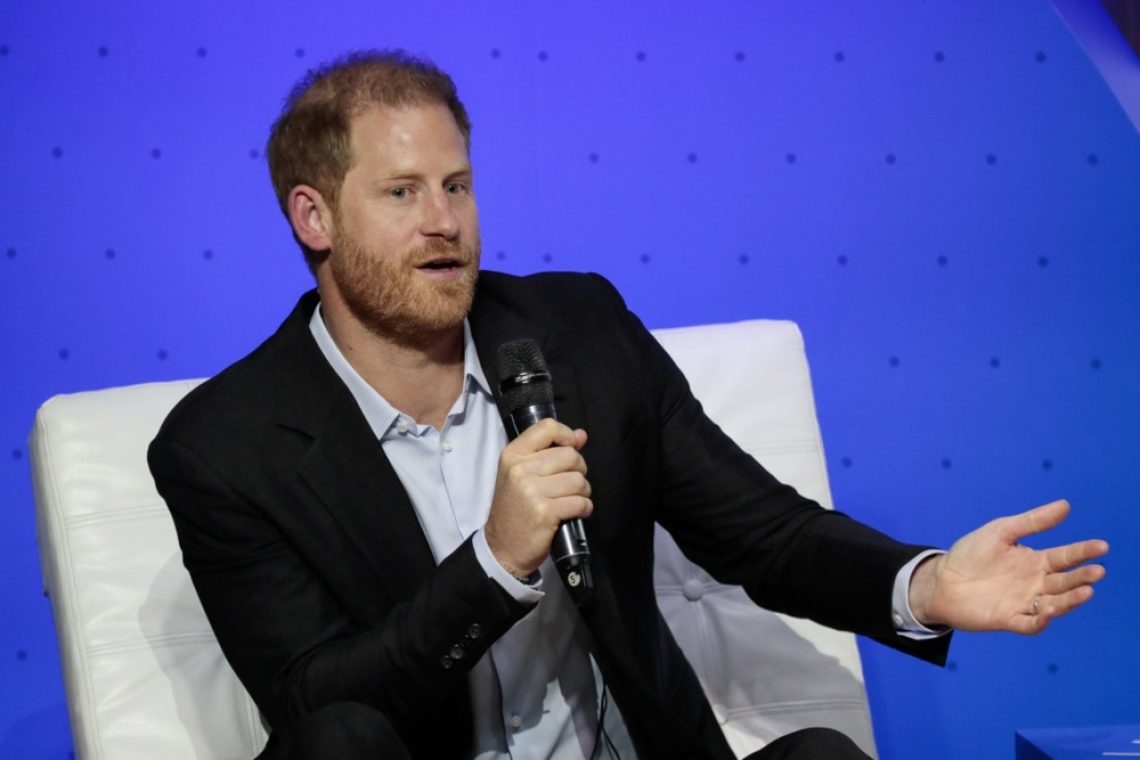 Princ Harry znova v Londonu, a ne zaradi bolnega očeta