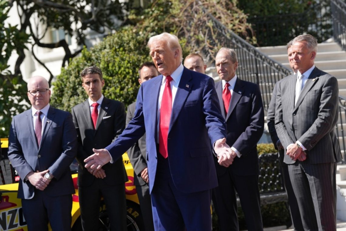 Trump z 90-dnevnim premorom pri carinah, za Kitajsko drastičen dvig